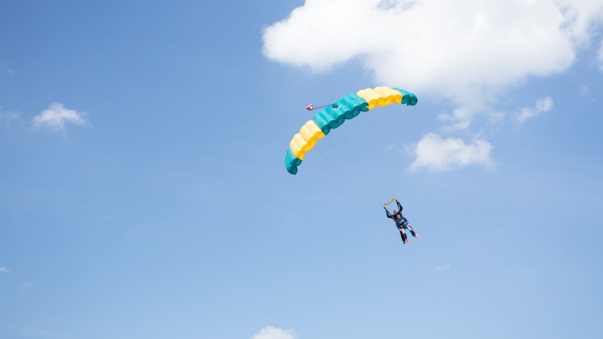 2 paratroopers hurt in hard landing at Arizona baseball game: Video